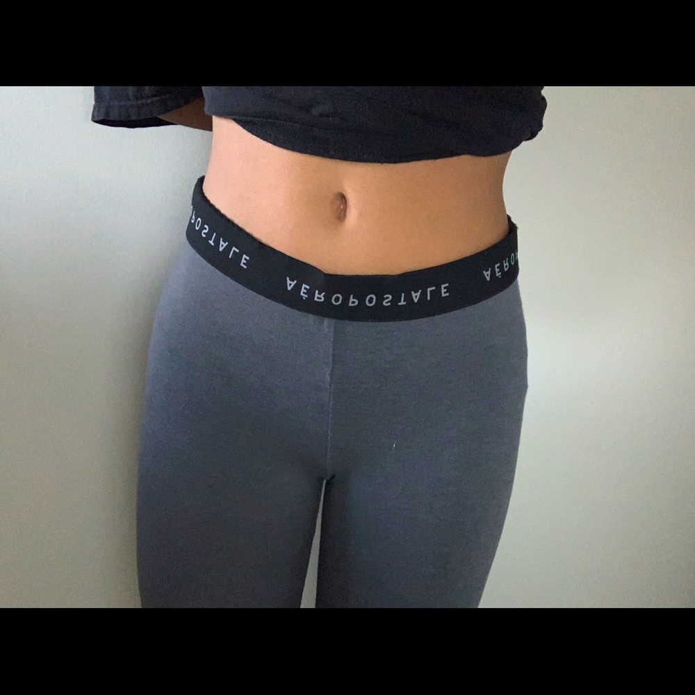 dark grey leggings.